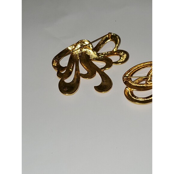 A Lot of Two Monet Brooch Pins Gold Tone Swirly Flair Design Collectible Large - Picture 4 of 8